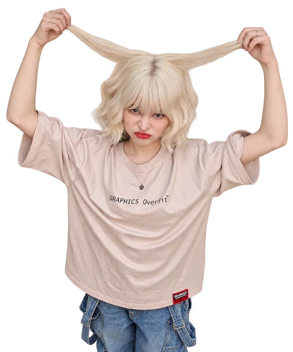 베이지 그래픽스 오버핏 티셔츠를 입고 양손으로 머리카락을 들어 올린 큐레이터 D.__.J2
