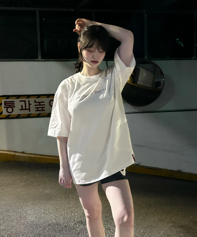 화이트 티셔츠를 입은 모다핑핑