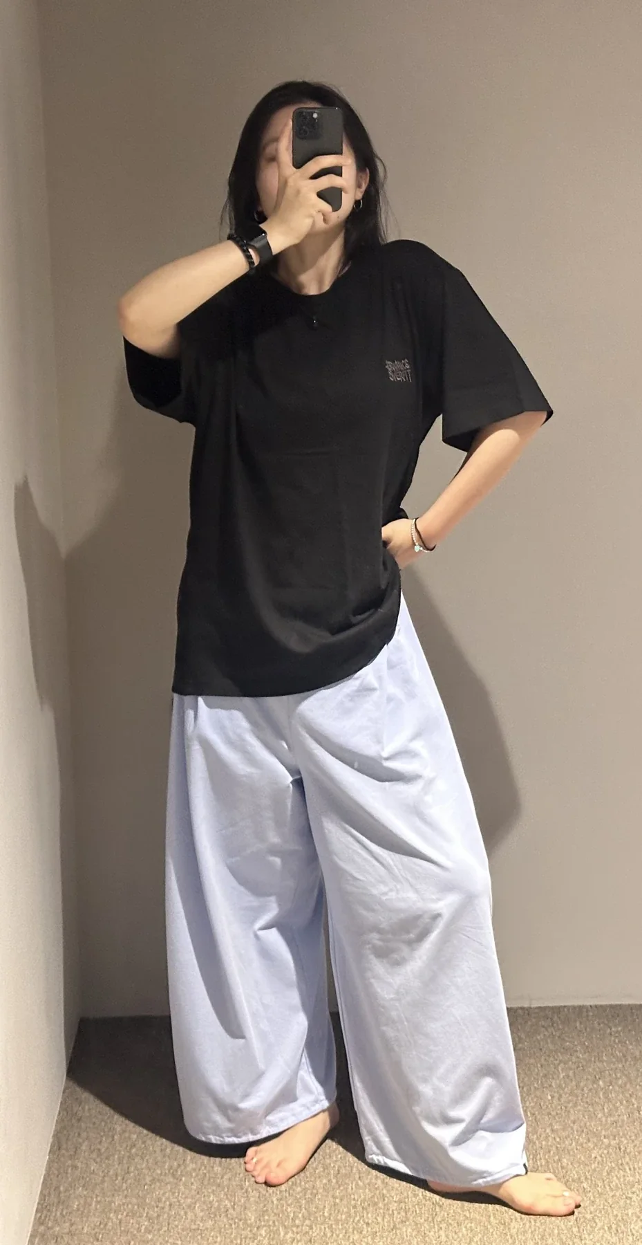 큐레이터 HYOIN44의 블랙 로고 티셔츠 착용 사진