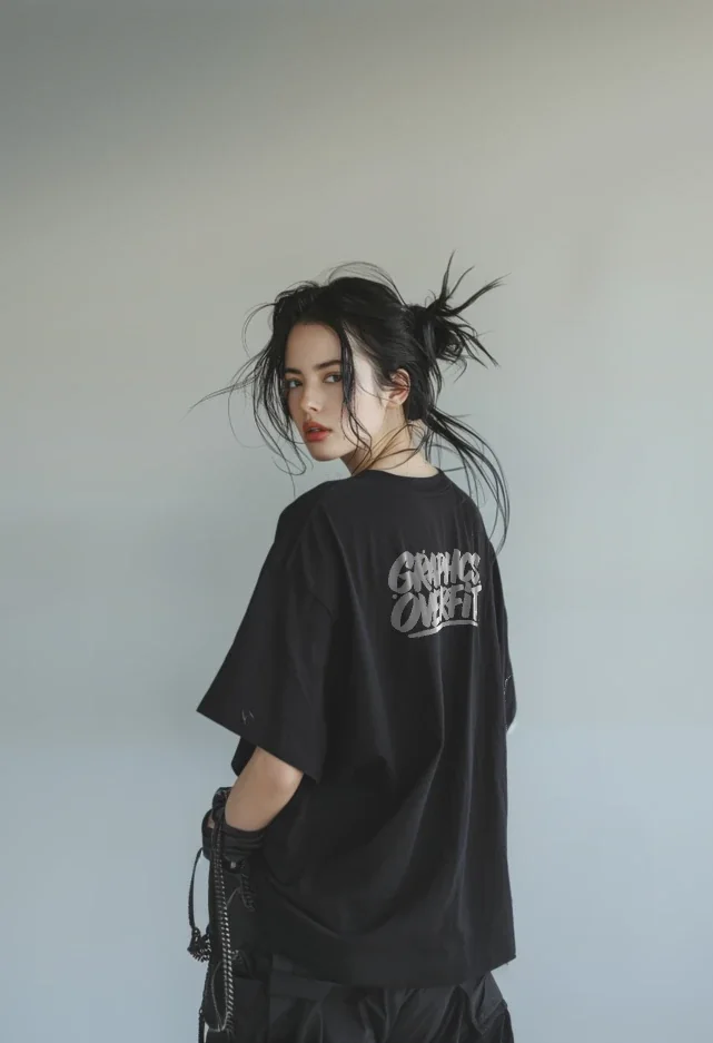 블랙 그래픽스 오버핏 티셔츠의 등판 로고를 보여주는 모델